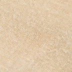 Dettagli e texture tessuto della mantellina in 100% Lino beige, Made in Italy, praticità e comfort con tre diverse vestibilità per ogni esigenza.