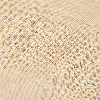 Dettagli e texture tessuto della mantellina in 100% Lino beige, Made in Italy, praticità e comfort con tre diverse vestibilità per ogni esigenza.
