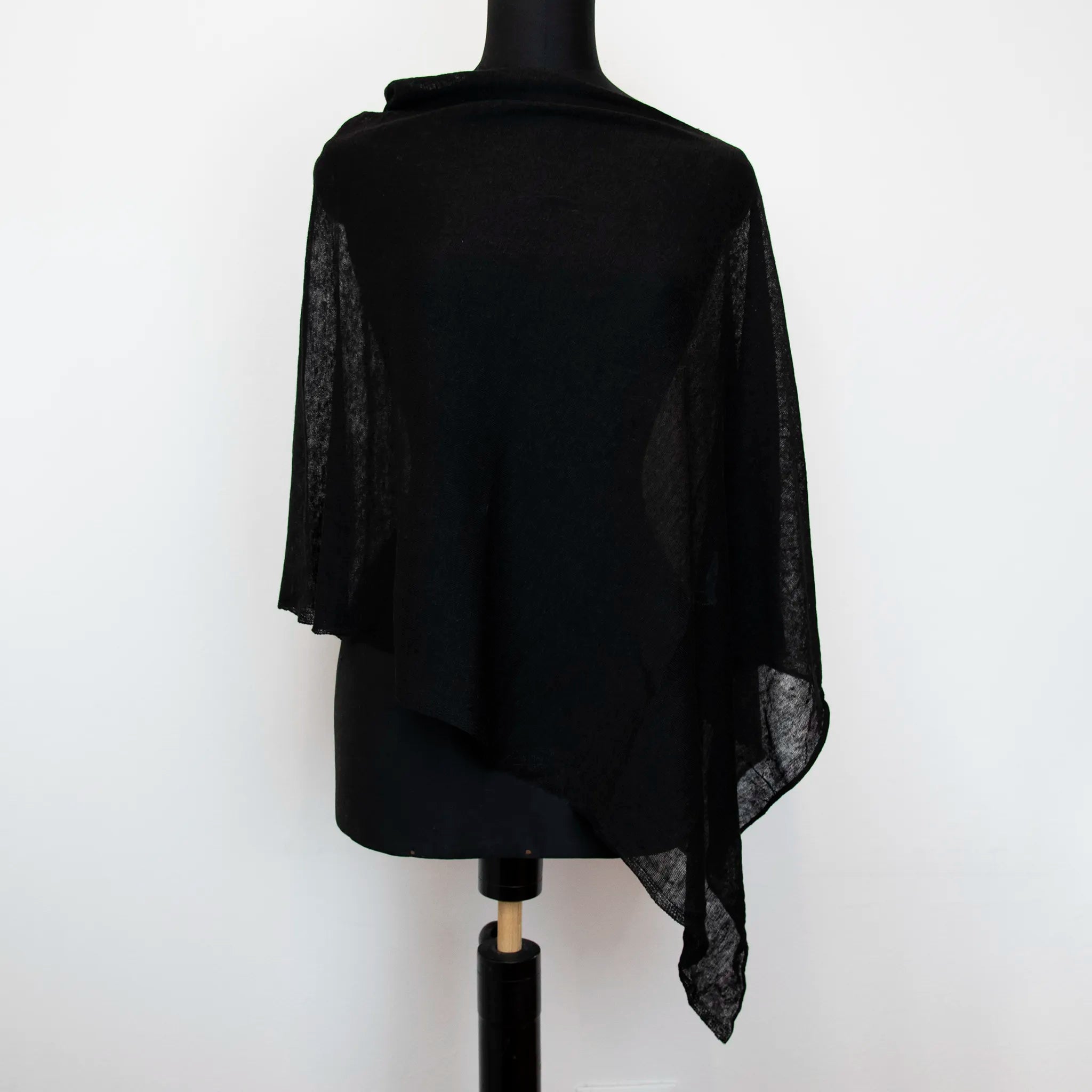 Mantellina in 100% Lino nera, Made in Italy, praticità e comfort con tre diverse vestibilità per ogni esigenza.