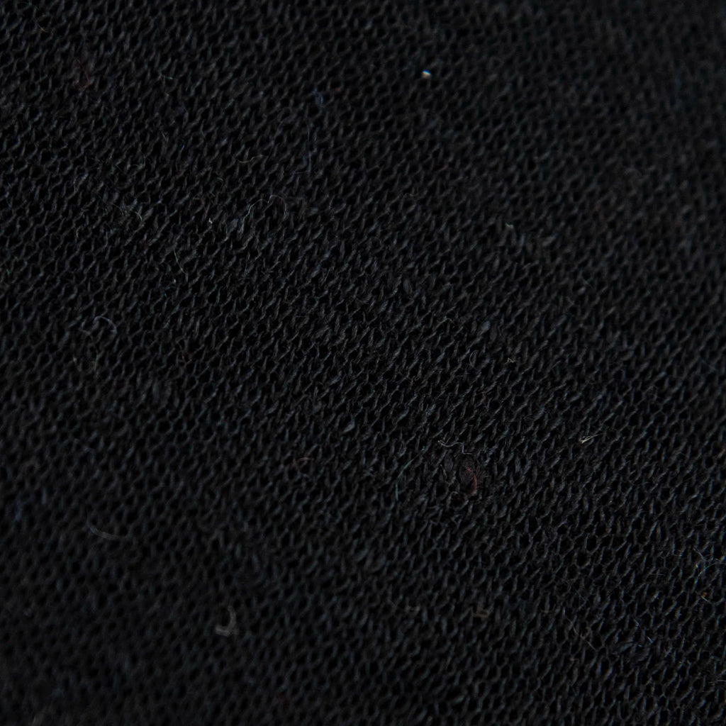 Dettagli e texture tessuto della mantellina in 100% Lino blu, Made in Italy, praticità e comfort con tre diverse vestibilità per ogni esigenza.
