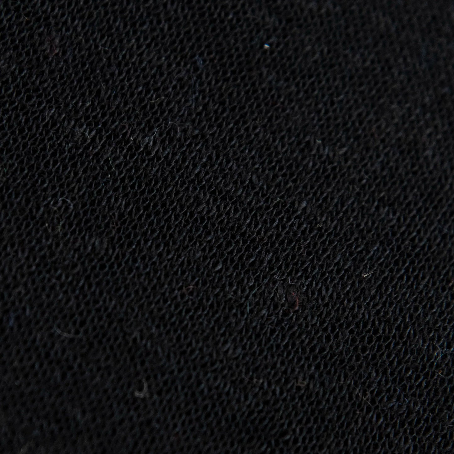 Dettagli e texture tessuto della mantellina in 100% Lino blu, Made in Italy, praticità e comfort con tre diverse vestibilità per ogni esigenza.