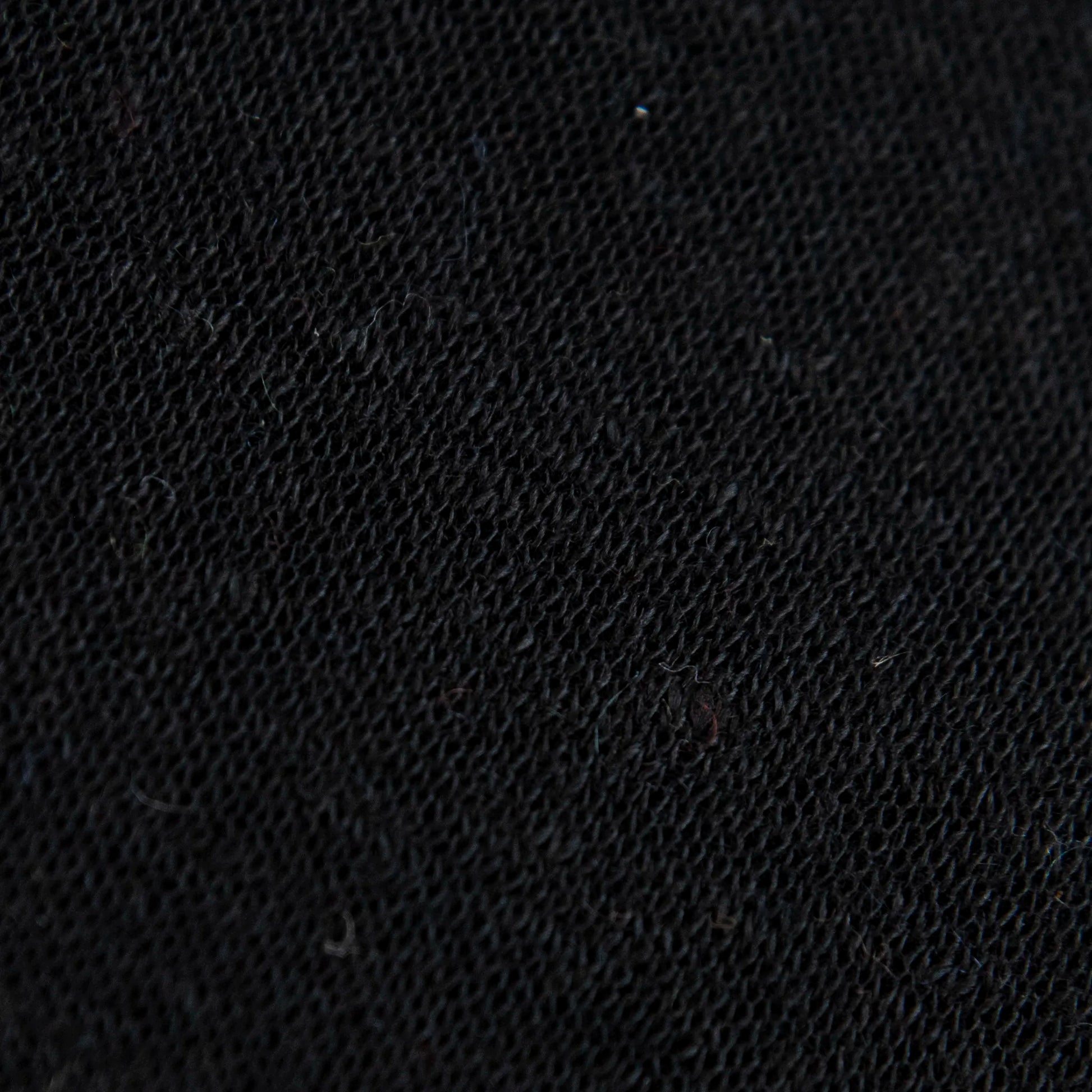 Dettagli e texture tessuto della mantellina in 100% Lino blu, Made in Italy, praticità e comfort con tre diverse vestibilità per ogni esigenza.