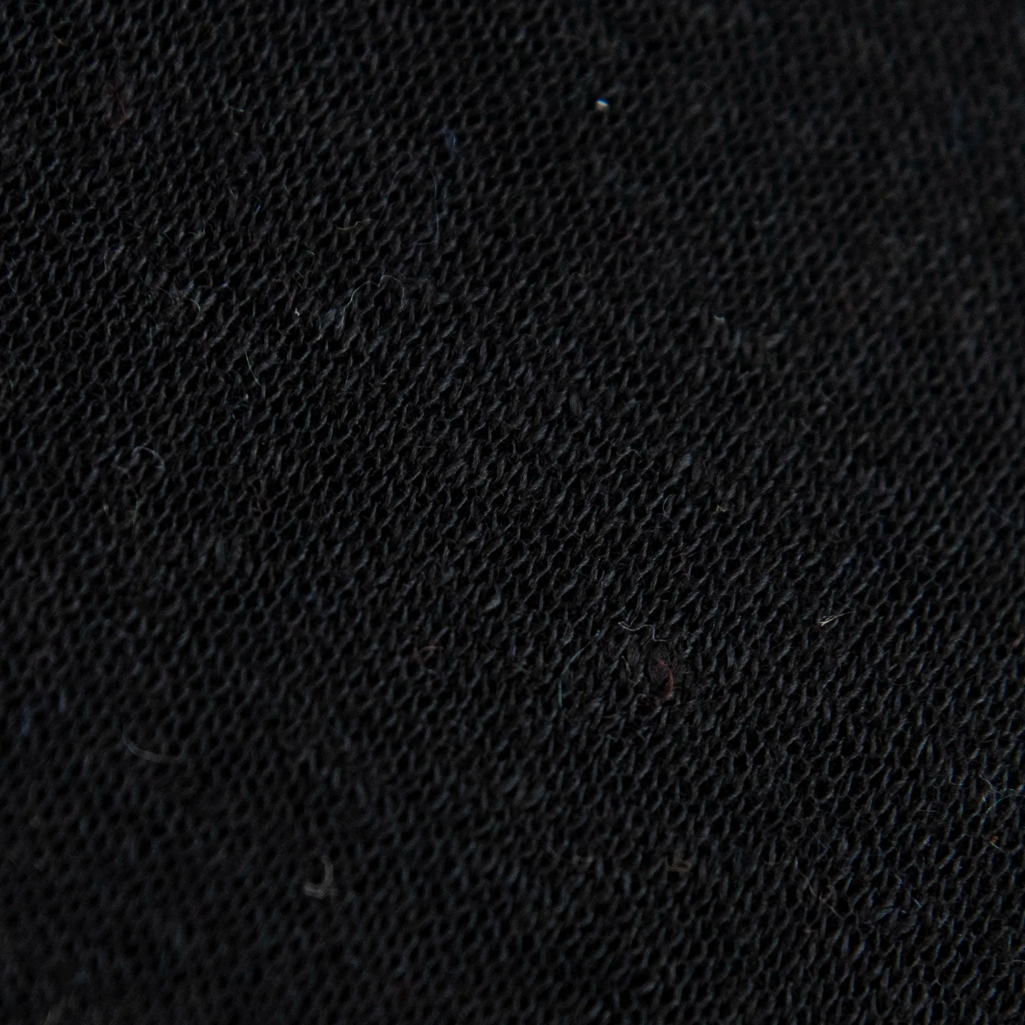Dettagli e texture tessuto della mantellina in 100% Lino blu, Made in Italy, praticità e comfort con tre diverse vestibilità per ogni esigenza.