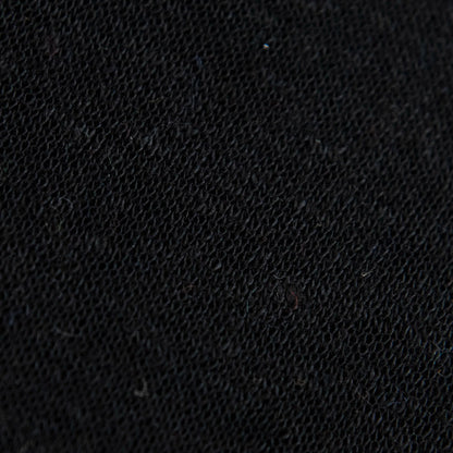 Dettagli e texture tessuto della mantellina in 100% Lino blu, Made in Italy, praticità e comfort con tre diverse vestibilità per ogni esigenza.