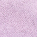Dettagli e texture della mantellina in 100% Lino viola, Made in Italy, praticità e comfort con tre diverse vestibilità per ogni esigenza.