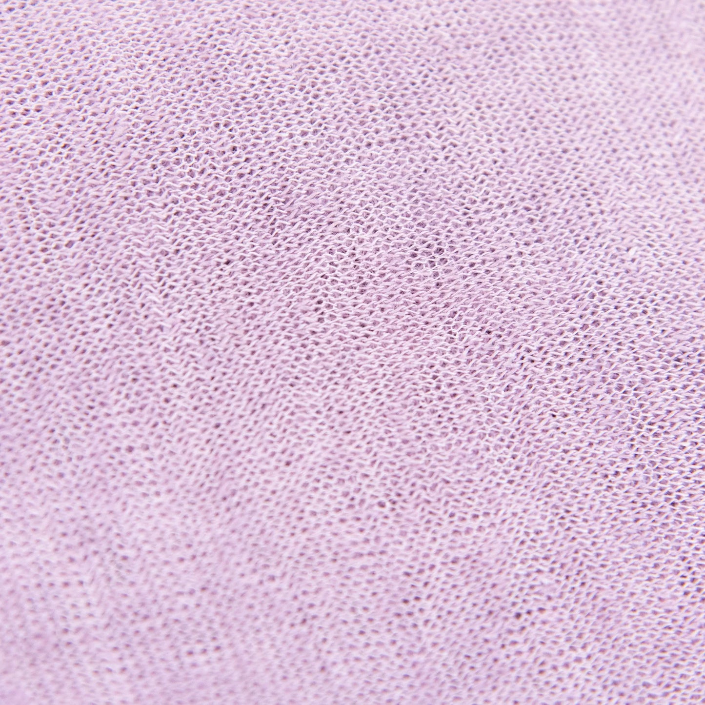 Dettagli e texture della mantellina in 100% Lino viola, Made in Italy, praticità e comfort con tre diverse vestibilità per ogni esigenza.