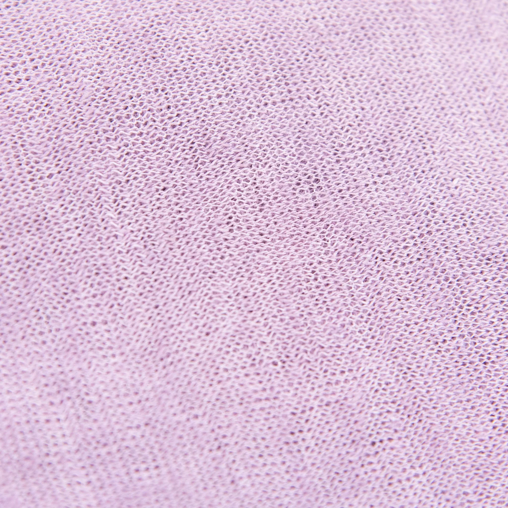 Dettagli e texture della mantellina in 100% Lino viola, Made in Italy, praticità e comfort con tre diverse vestibilità per ogni esigenza.