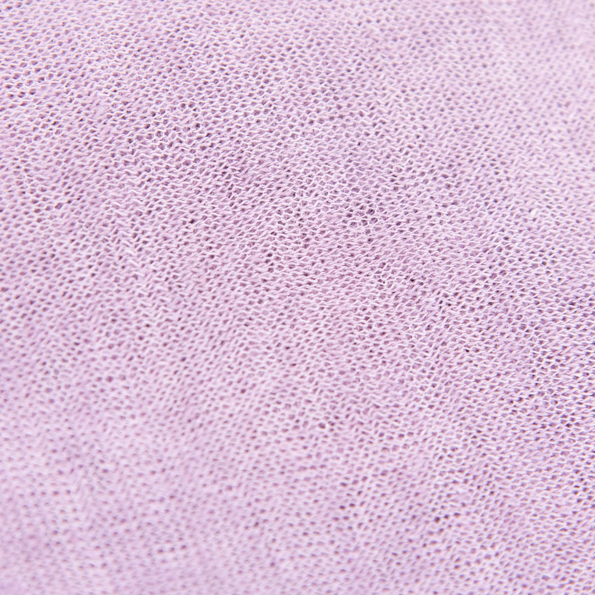 Dettagli e texture della mantellina in 100% Lino viola, Made in Italy, praticità e comfort con tre diverse vestibilità per ogni esigenza.