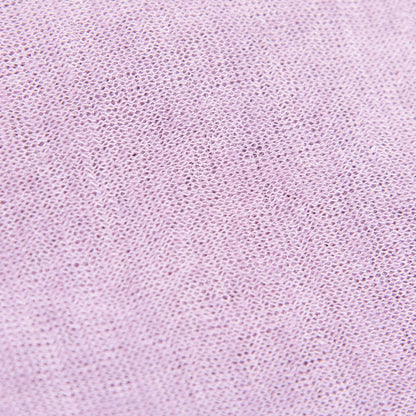 Dettagli e texture della mantellina in 100% Lino viola, Made in Italy, praticità e comfort con tre diverse vestibilità per ogni esigenza.