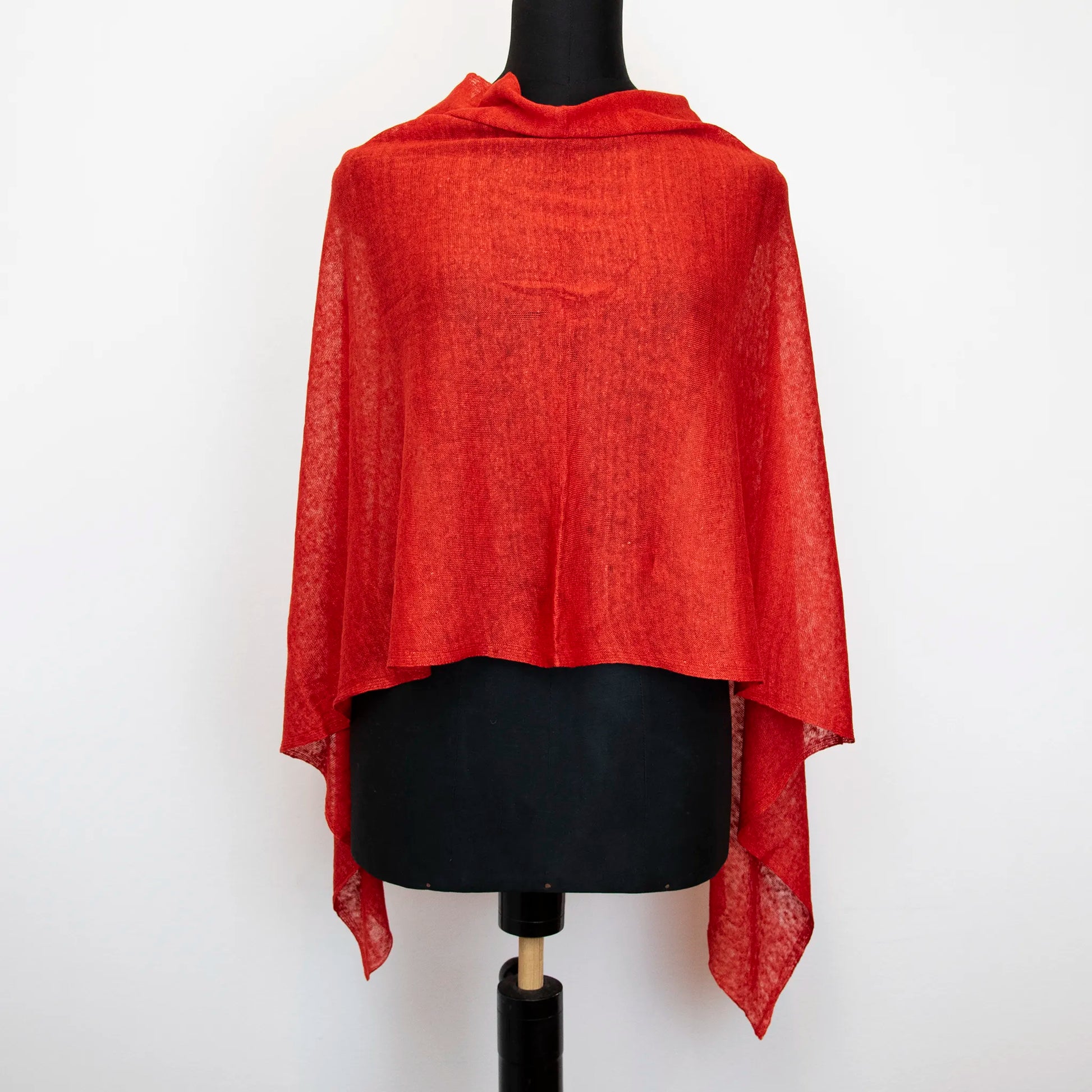 Mantellina in 100% Lino rossa, Made in Italy, praticità e comfort con tre diverse vestibilità per ogni esigenza.