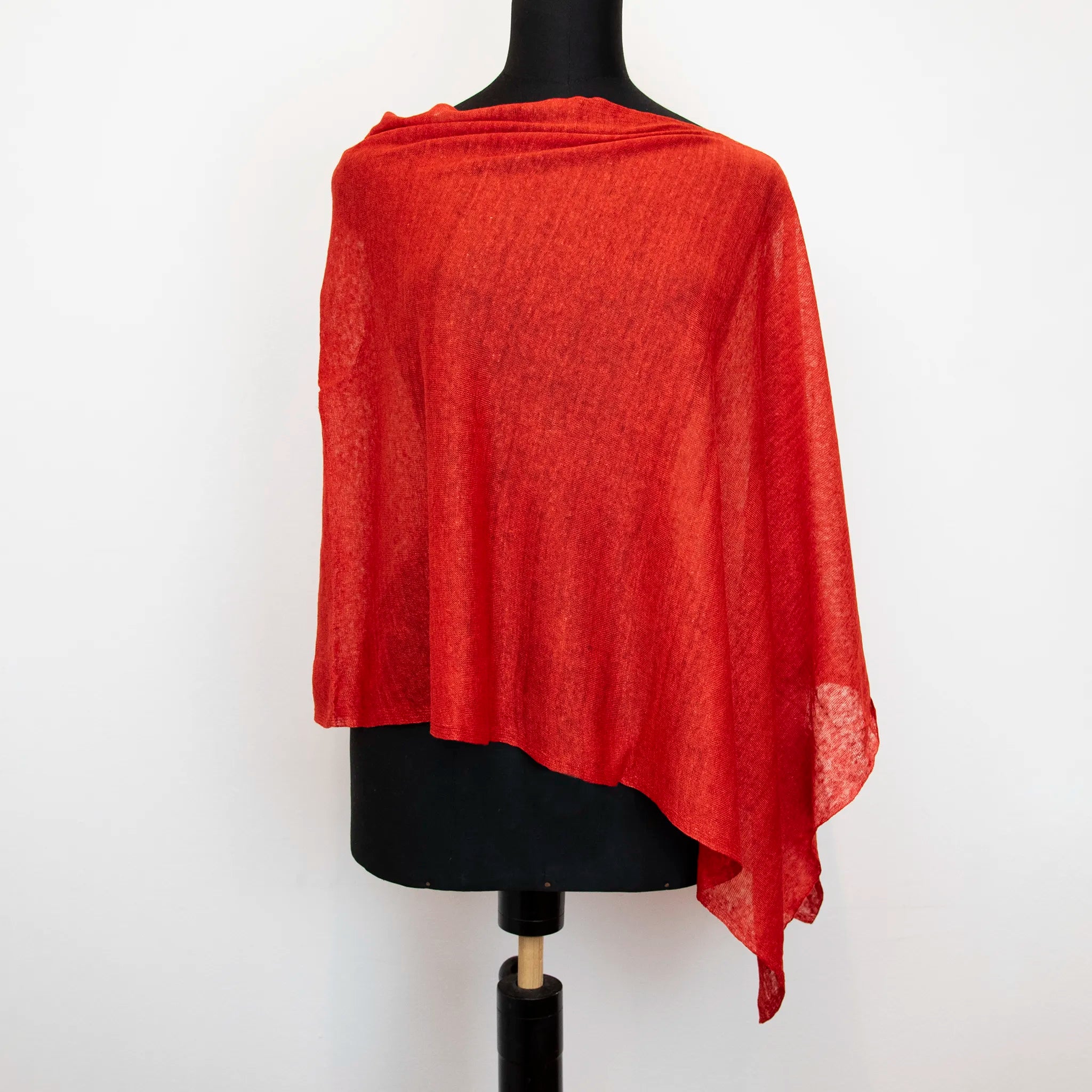 Mantellina in 100% Lino rossa, Made in Italy, praticità e comfort con tre diverse vestibilità per ogni esigenza.