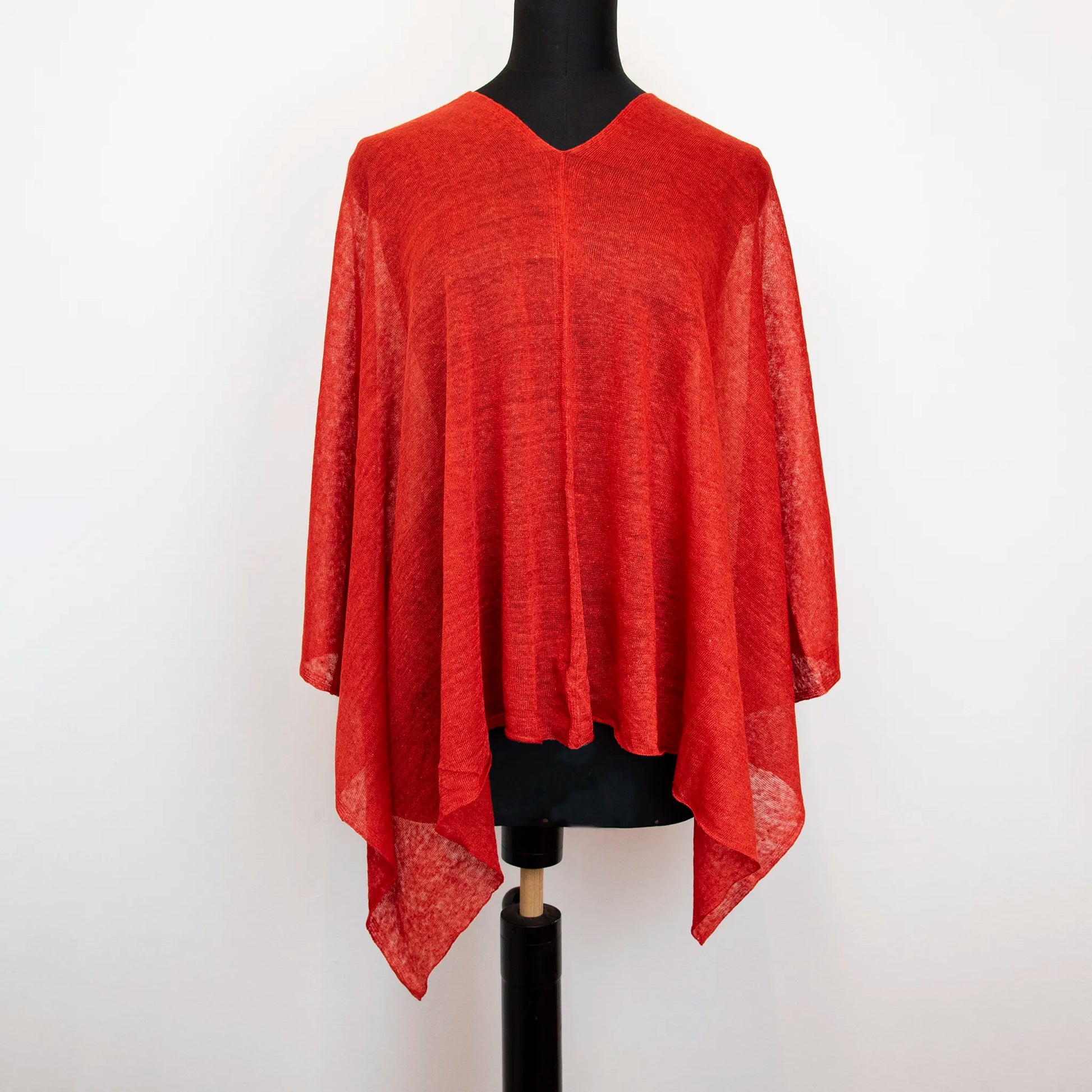 Mantellina in 100% Lino rossa, Made in Italy, praticità e comfort con tre diverse vestibilità per ogni esigenza.