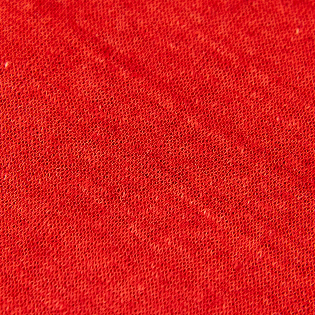 Dettagli e texture tessuto della mantellina in 100% Lino rossa, Made in Italy, praticità e comfort con tre diverse vestibilità per ogni esigenza.