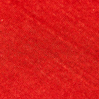 Dettagli e texture tessuto della mantellina in 100% Lino rossa, Made in Italy, praticità e comfort con tre diverse vestibilità per ogni esigenza.