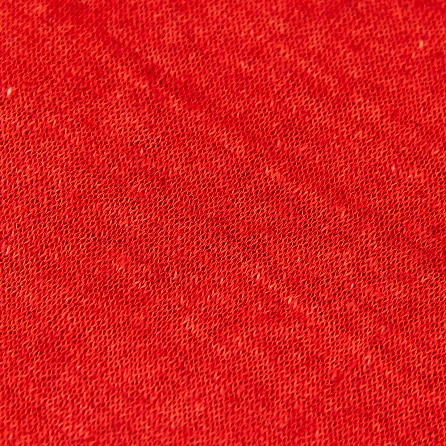 Dettagli e texture tessuto della mantellina in 100% Lino rossa, Made in Italy, praticità e comfort con tre diverse vestibilità per ogni esigenza.