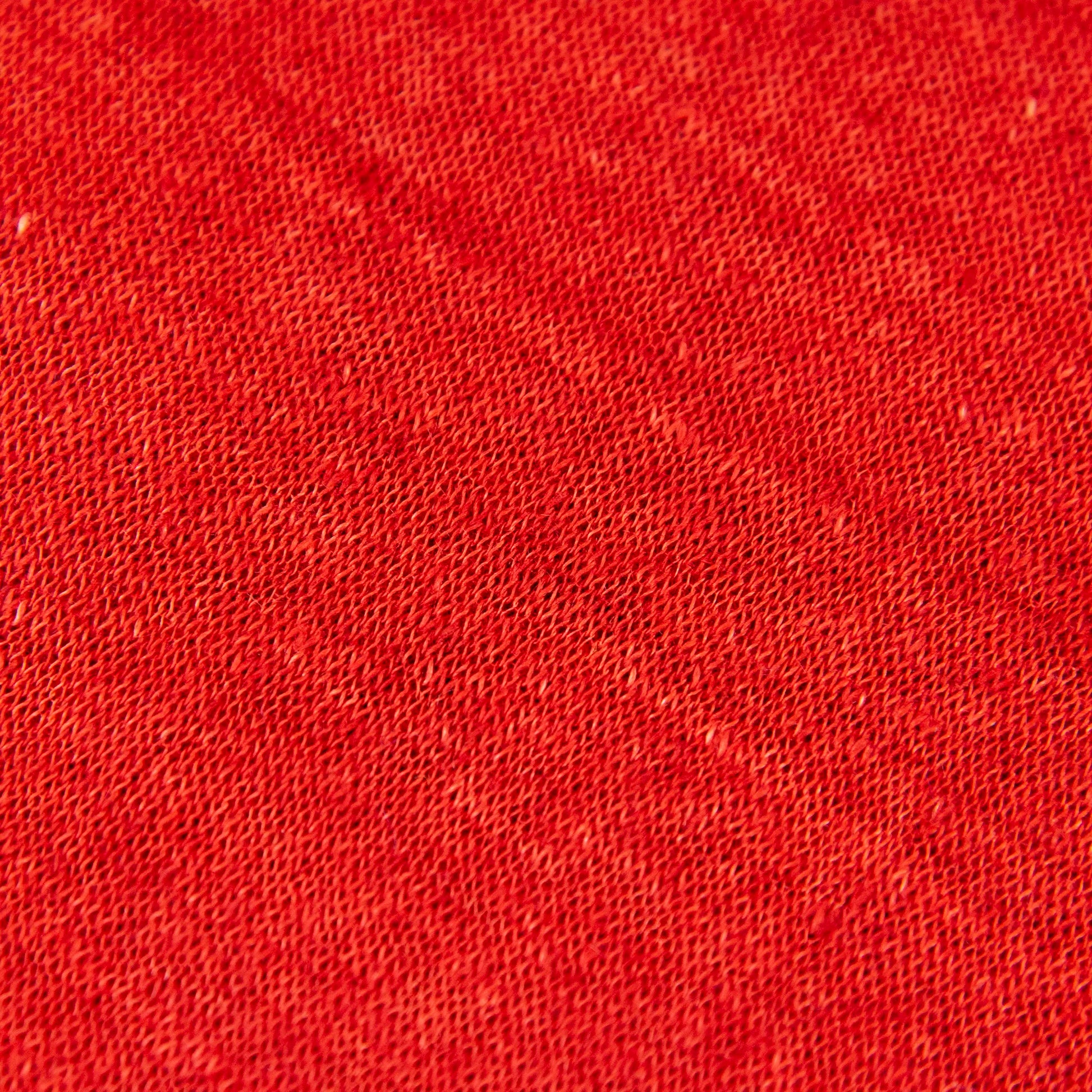 Dettagli e texture tessuto della mantellina in 100% Lino rossa, Made in Italy, praticità e comfort con tre diverse vestibilità per ogni esigenza.