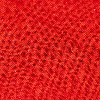 Dettagli e texture tessuto della mantellina in 100% Lino rossa, Made in Italy, praticità e comfort con tre diverse vestibilità per ogni esigenza.