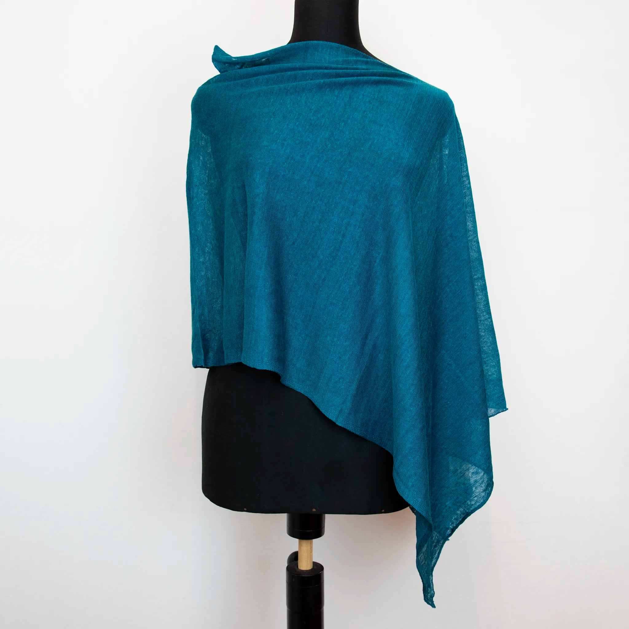 Mantellina in 100% Lino turchese, Made in Italy, praticità e comfort con tre diverse vestibilità per ogni esigenza.