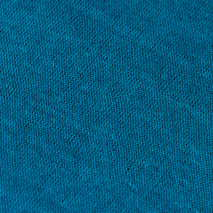Dettagli e texture tessuto della mantellina in 100% Lino turchese, Made in Italy, praticità e comfort con tre diverse vestibilità per ogni esigenza.