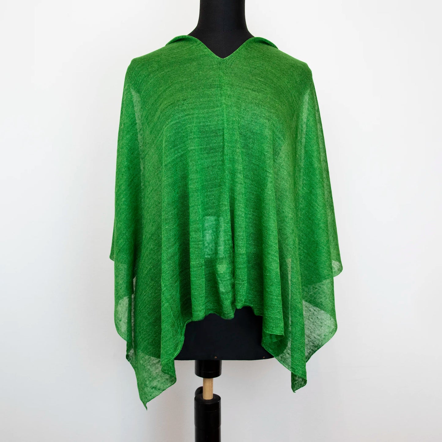 Mantellina in 100% Lino verde, Made in Italy, praticità e comfort con tre diverse vestibilità per ogni esigenza.