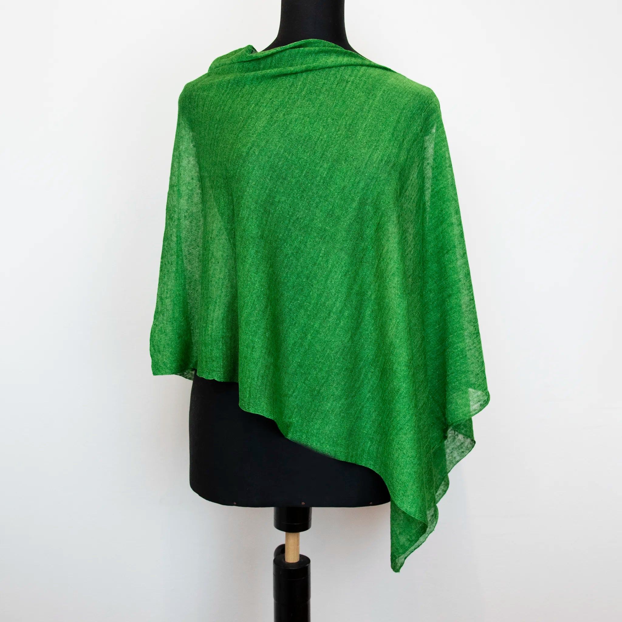 Mantellina in 100% Lino verde, Made in Italy, praticità e comfort con tre diverse vestibilità per ogni esigenza.