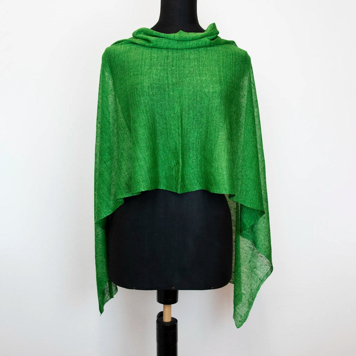 Mantellina in 100% Lino verde, Made in Italy, praticità e comfort con tre diverse vestibilità per ogni esigenza.