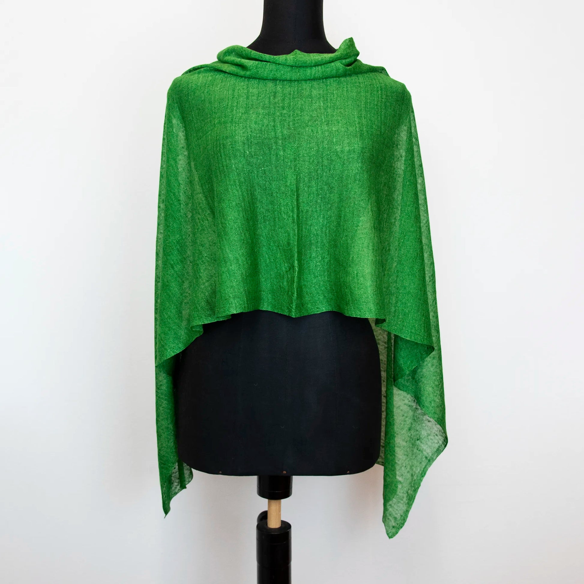 Mantellina in 100% Lino verde, Made in Italy, praticità e comfort con tre diverse vestibilità per ogni esigenza.