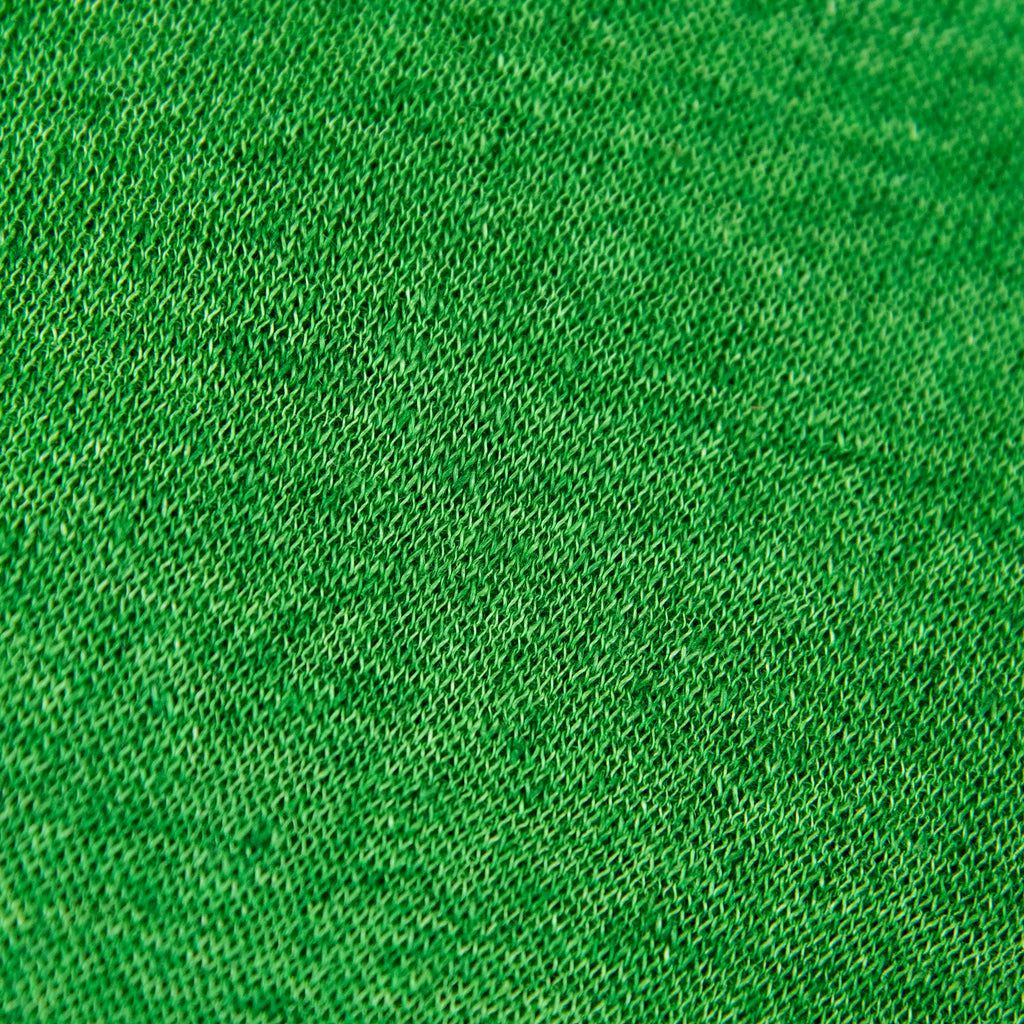 Dettagli e texture tessuto della mantellina in 100% Lino verde, Made in Italy, praticità e comfort con tre diverse vestibilità per ogni esigenza.