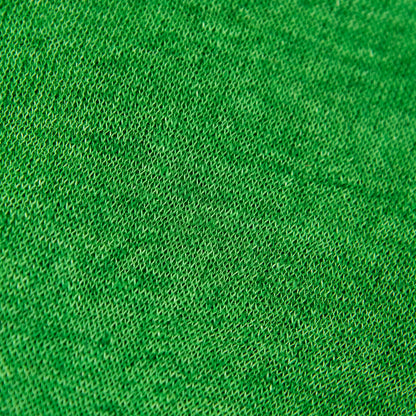Dettagli e texture tessuto della mantellina in 100% Lino verde, Made in Italy, praticità e comfort con tre diverse vestibilità per ogni esigenza.