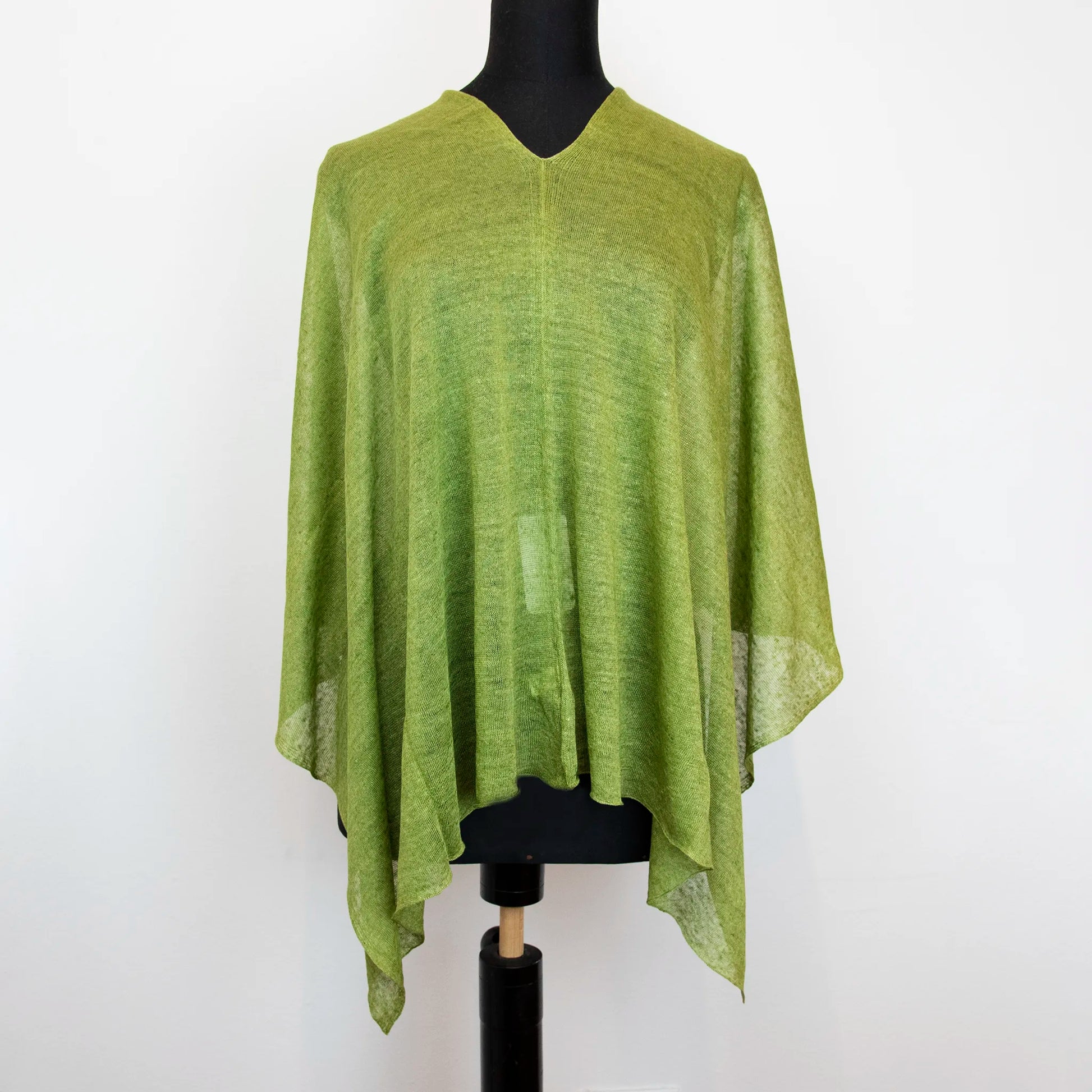 Mantellina in 100% Lino verde, Made in Italy, praticità e comfort con tre diverse vestibilità per ogni esigenza.