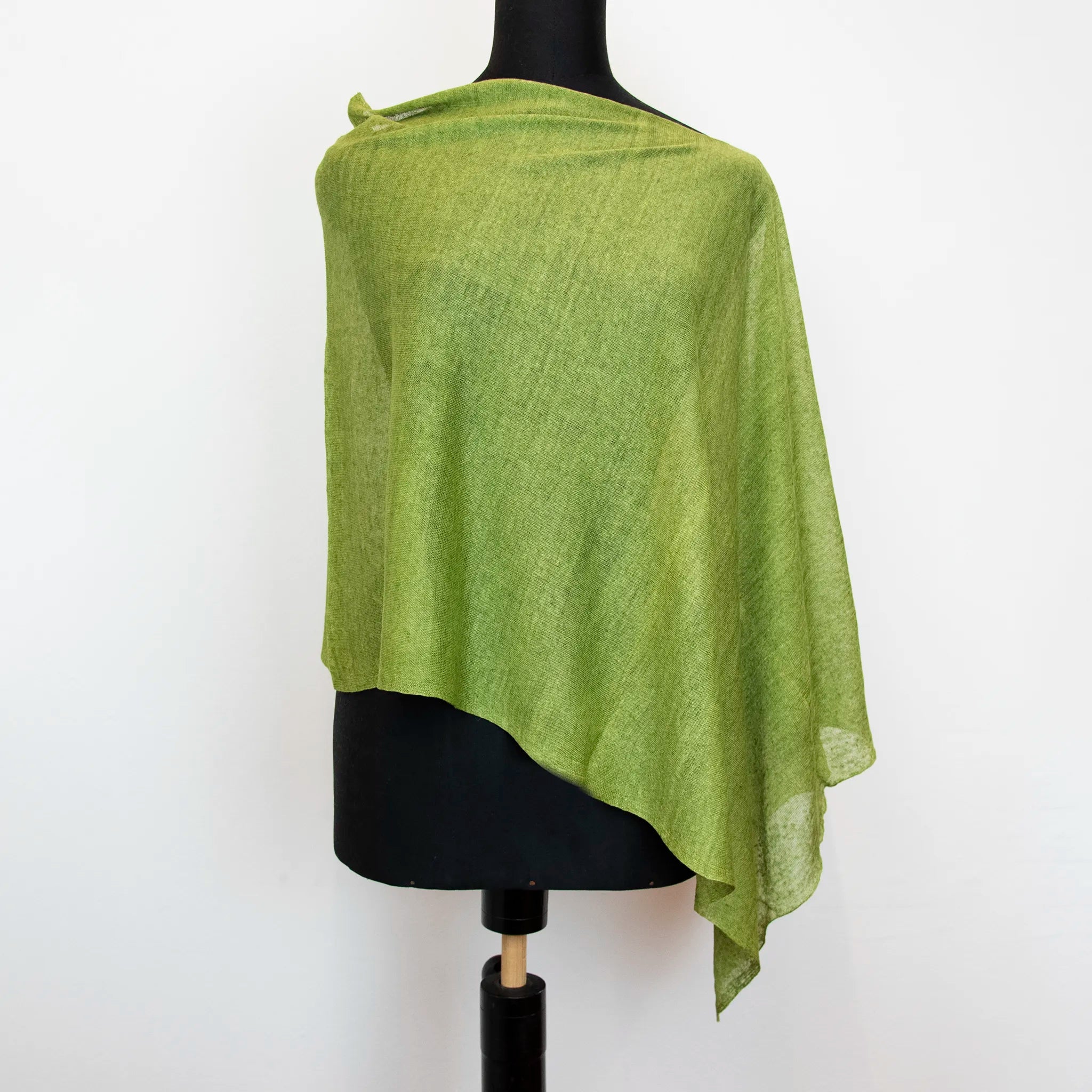 Mantellina in 100% Lino verde, Made in Italy, praticità e comfort con tre diverse vestibilità per ogni esigenza.