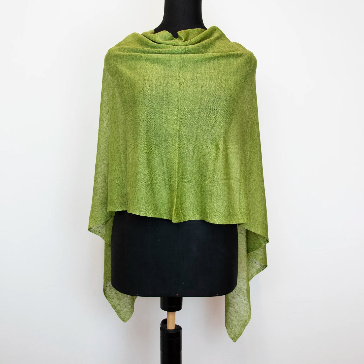 Mantellina in 100% Lino verde, Made in Italy, praticità e comfort con tre diverse vestibilità per ogni esigenza.