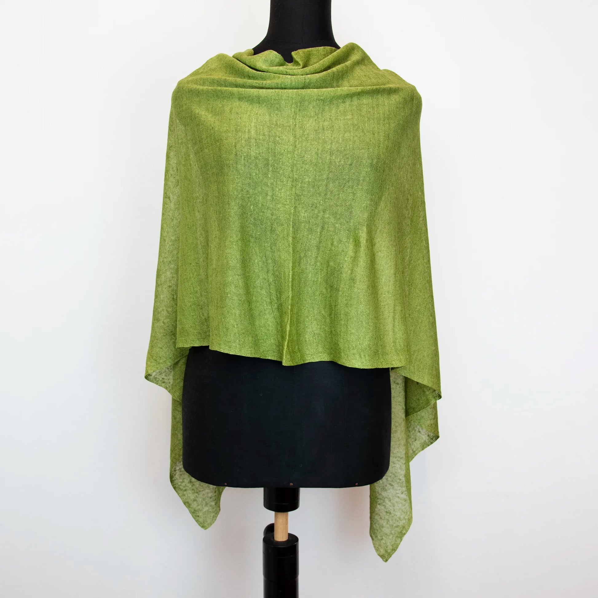 Mantellina in 100% Lino verde, Made in Italy, praticità e comfort con tre diverse vestibilità per ogni esigenza.