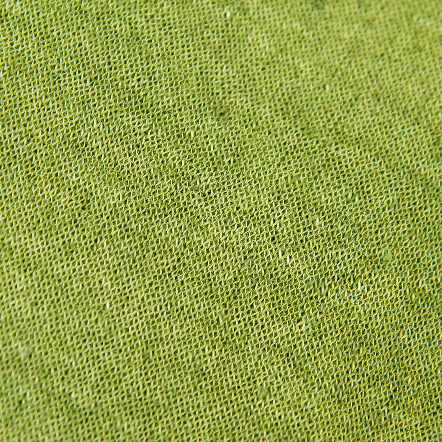 Dettagli e texture tessuto della mantellina in 100% Lino verde, Made in Italy, praticità e comfort con tre diverse vestibilità per ogni esigenza.