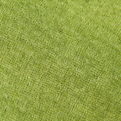 Dettagli e texture tessuto della mantellina in 100% Lino verde, Made in Italy, praticità e comfort con tre diverse vestibilità per ogni esigenza.