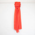 Pashmina in cashmere e modal arancio a tessitura twill, pregiata manifattura Made in Italy, sottile ed elegante adatta a ogni stagione.