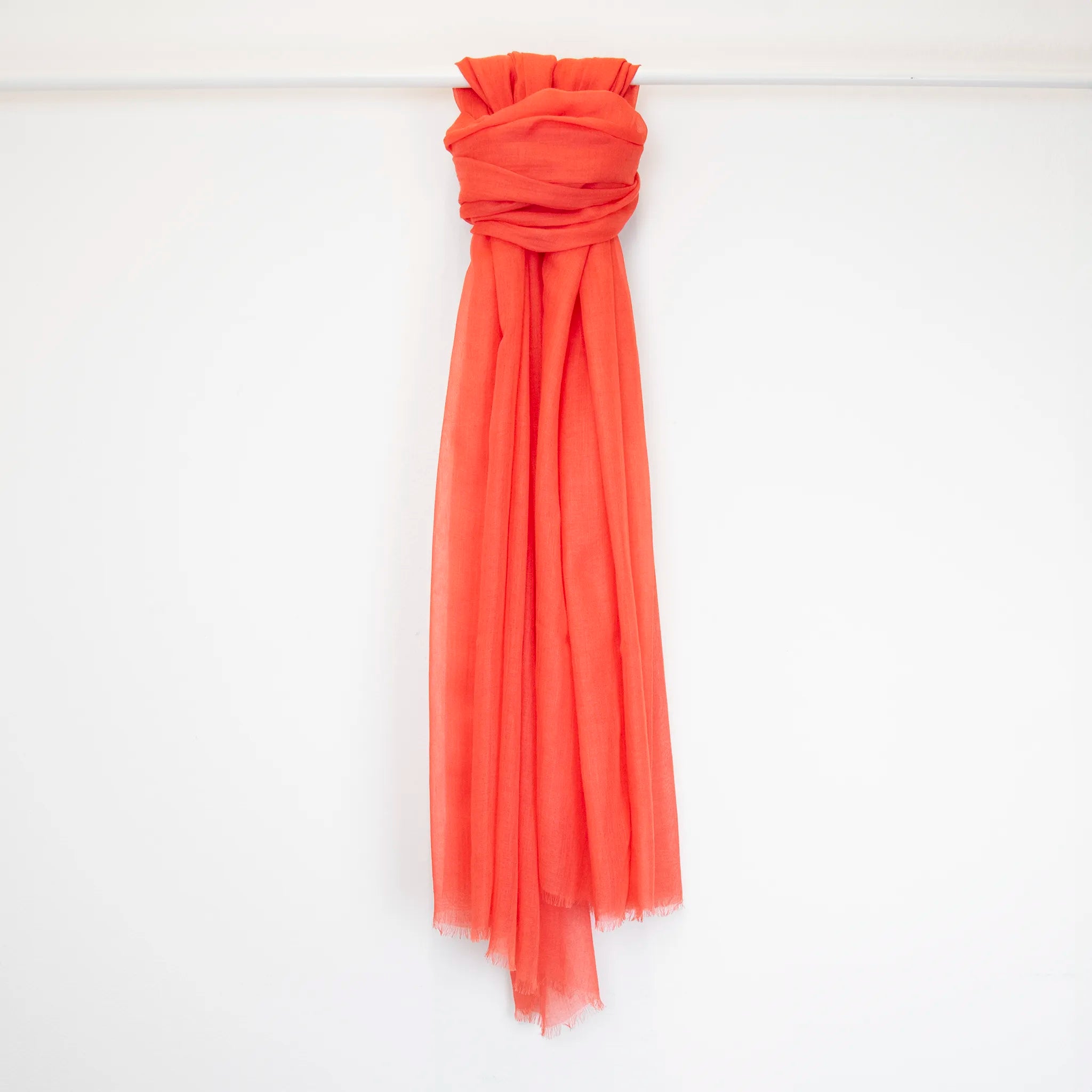 Pashmina in cashmere e modal arancio a tessitura twill, pregiata manifattura Made in Italy, sottile ed elegante adatta a ogni stagione.
