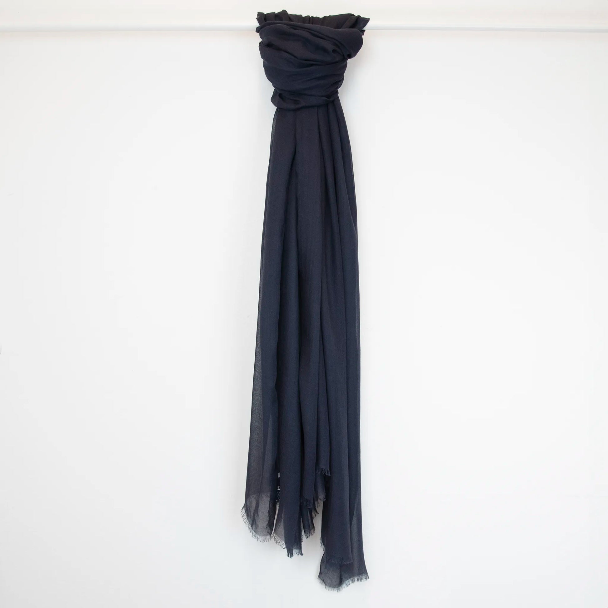 Pashmina in 100% cashmere blu a tessitura twill, pregiata manifattura Made in Italy, sottile ed elegante adatta a ogni stagione.