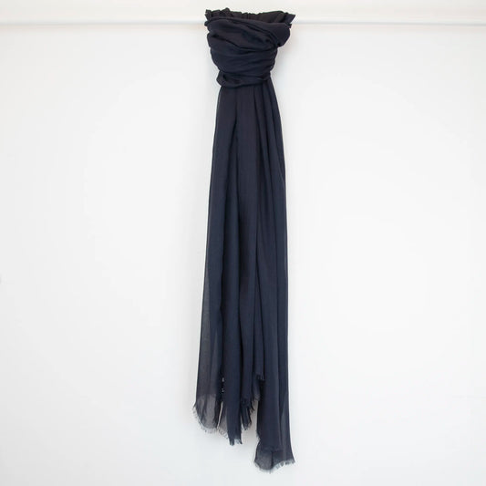 Pashmina in 100% cashmere blu a tessitura twill, pregiata manifattura Made in Italy, sottile ed elegante adatta a ogni stagione.