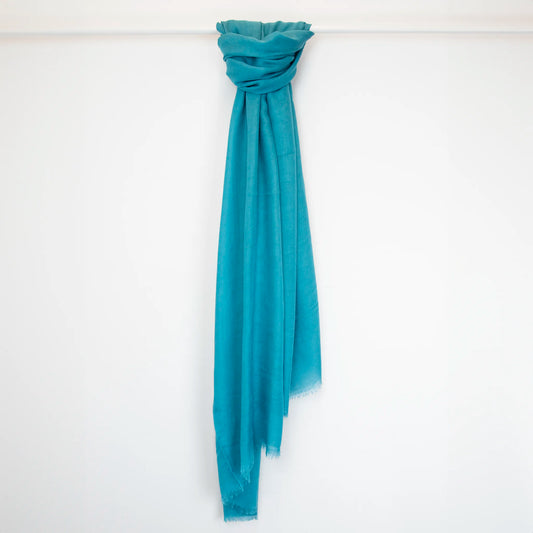 Pashmina in cashmere e modal blu a tessitura twill, pregiata manifattura Made in Italy, sottile ed elegante adatta a ogni stagione.