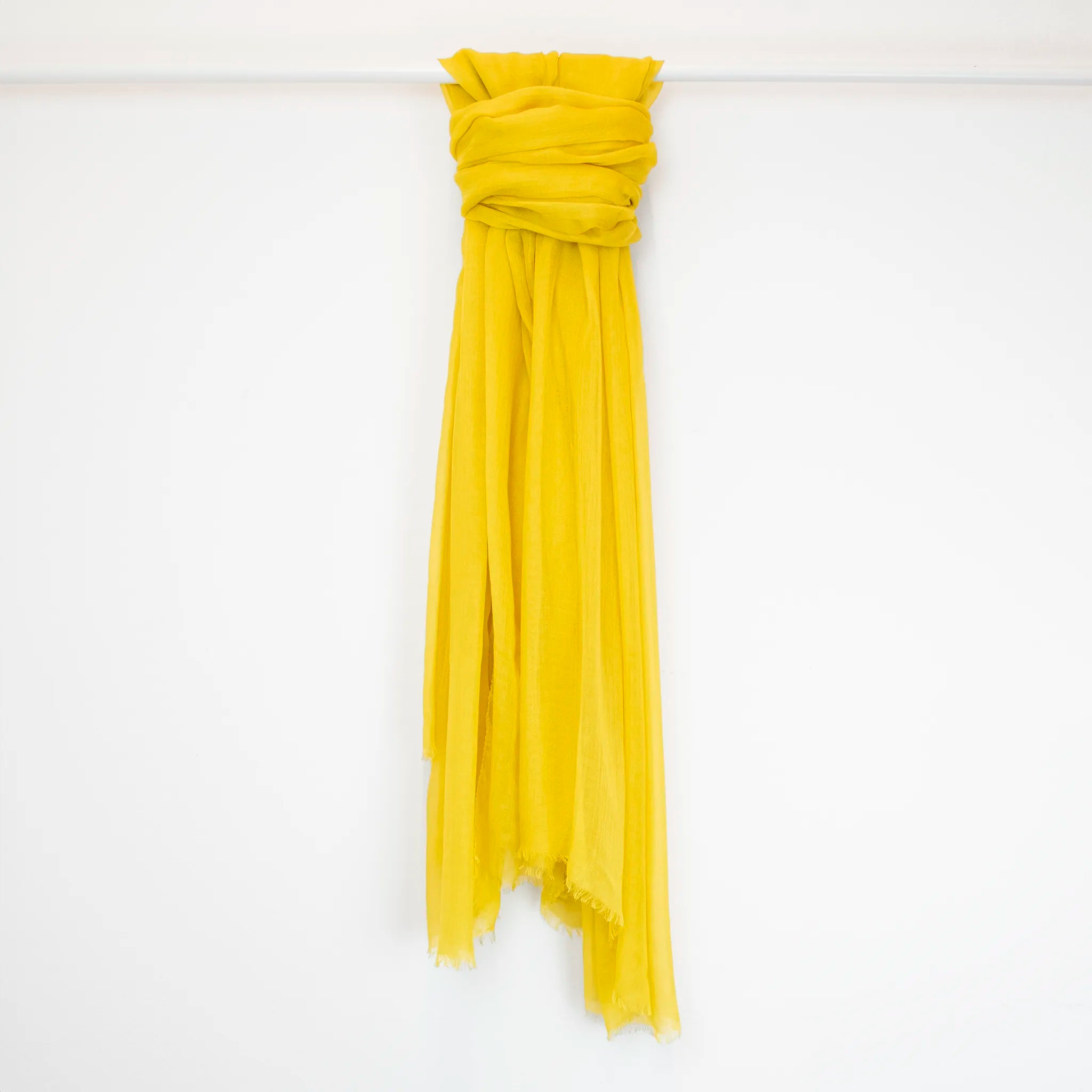 Pashmina in cashmere e modal gialla a tessitura twill, pregiata manifattura Made in Italy, sottile ed elegante adatta a ogni stagione.