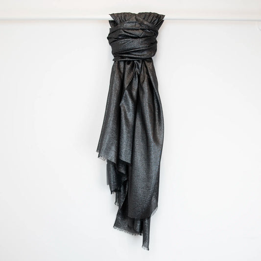 Pashmina in cashmere e modal nera brillantinata a tessitura twill, pregiata manifattura Made in Italy, sottile ed elegante adatta a ogni stagione.