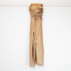 Pashmina in cashmere e modal oro a tessitura twill, pregiata manifattura Made in Italy, sottile ed elegante adatta a ogni stagione.