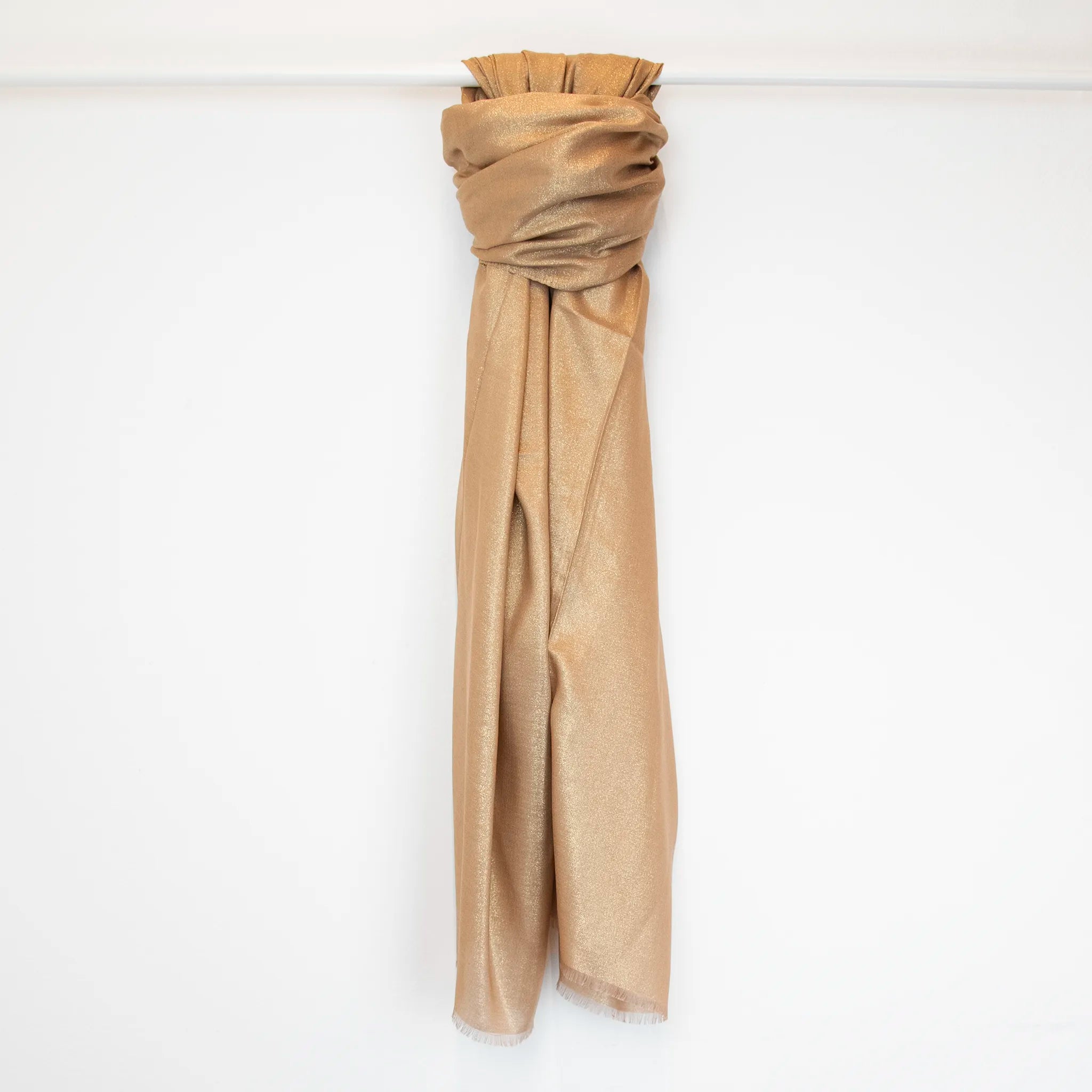 Pashmina in cashmere e modal oro a tessitura twill, pregiata manifattura Made in Italy, sottile ed elegante adatta a ogni stagione.