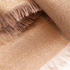 Dettagli e texture della Pashmina in cashmere e modal oro a tessitura twill, pregiata manifattura Made in Italy, sottile ed elegante adatta a ogni stagione.
