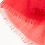 Dettagli e texture della Pashmina in cashmere e modal rossa a tessitura twill, pregiata manifattura Made in Italy, sottile ed elegante adatta a ogni stagione.