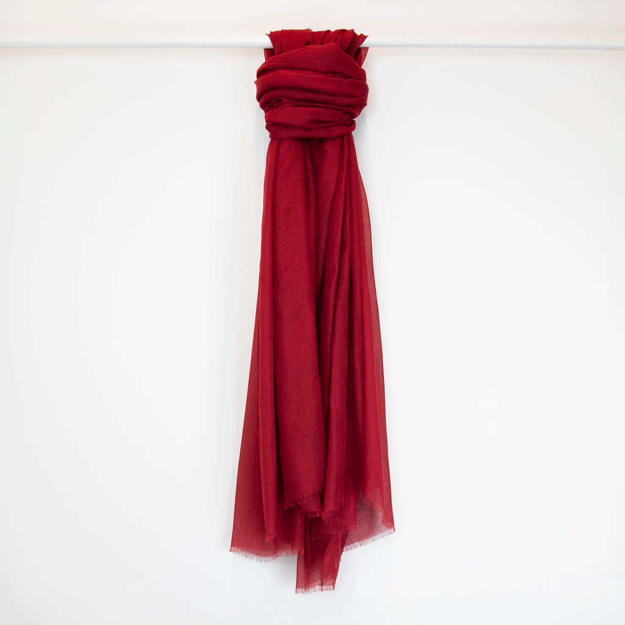 Pashmina in cashmere e modal bordeaux a tessitura twill, pregiata manifattura Made in Italy, sottile ed elegante adatta a ogni stagione.