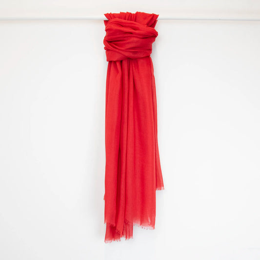 Pashmina in cashmere e modal rossa a tessitura twill, pregiata manifattura Made in Italy, sottile ed elegante adatta a ogni stagione.