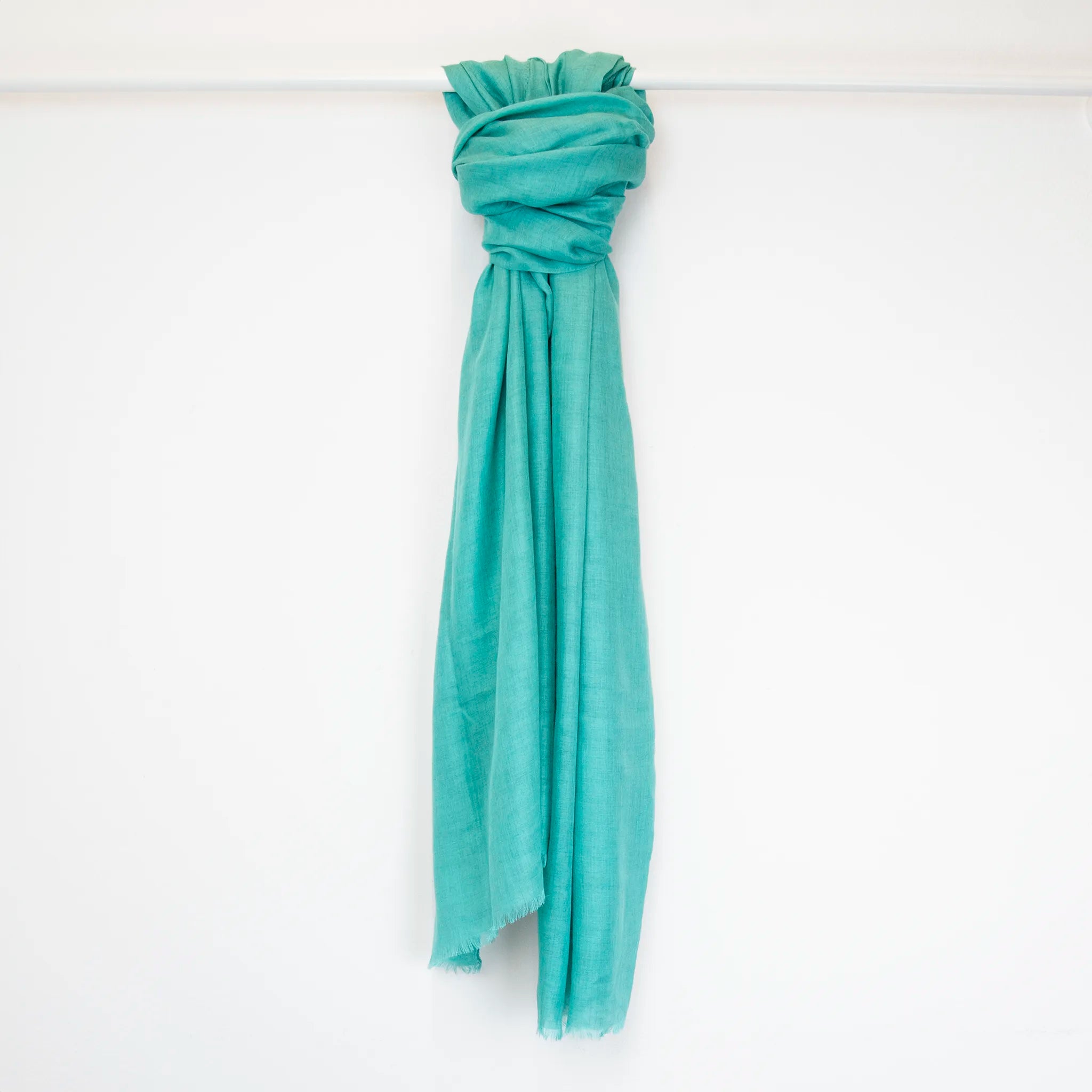 Pashmina in cashmere e modal verde a tessitura twill, pregiata manifattura Made in Italy, sottile ed elegante adatta a ogni stagione.