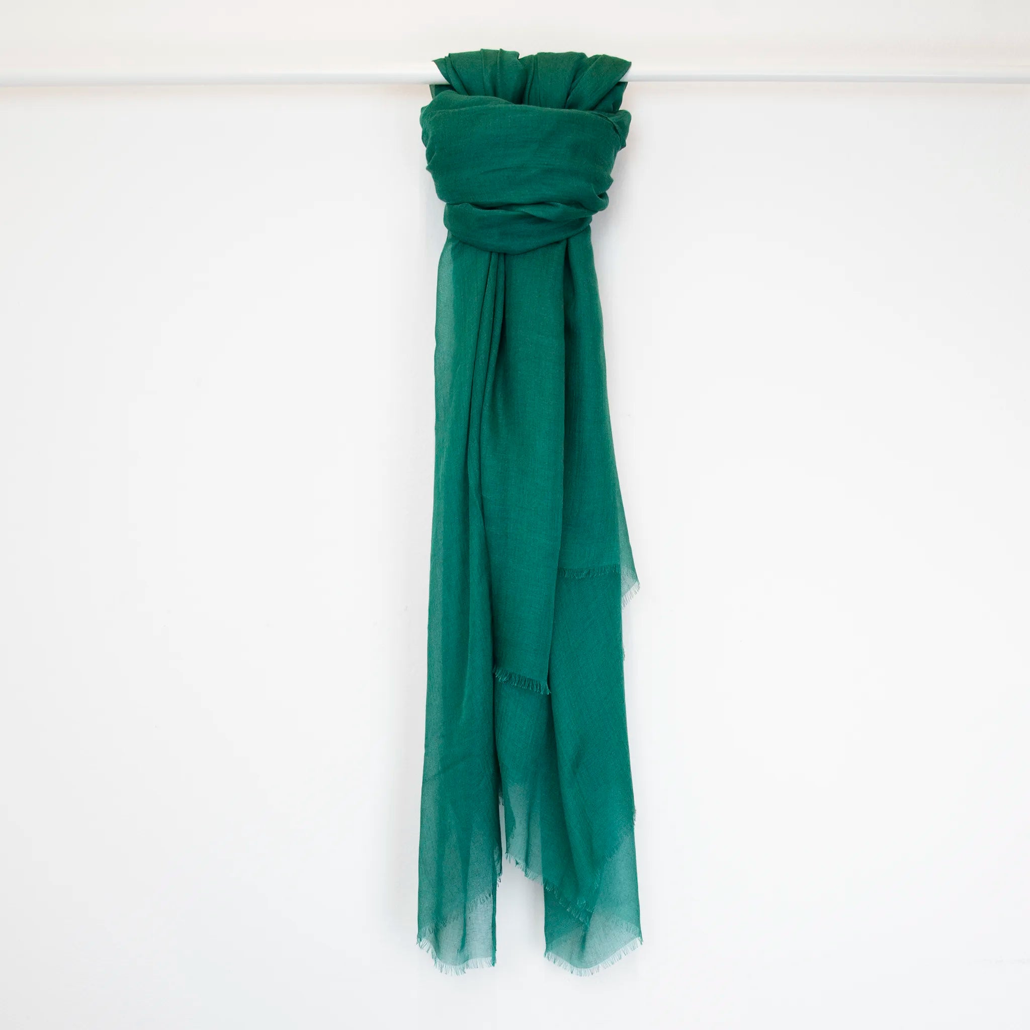 Pashmina in cashmere e modal verde a tessitura twill, pregiata manifattura Made in Italy, sottile ed elegante adatta a ogni stagione.
